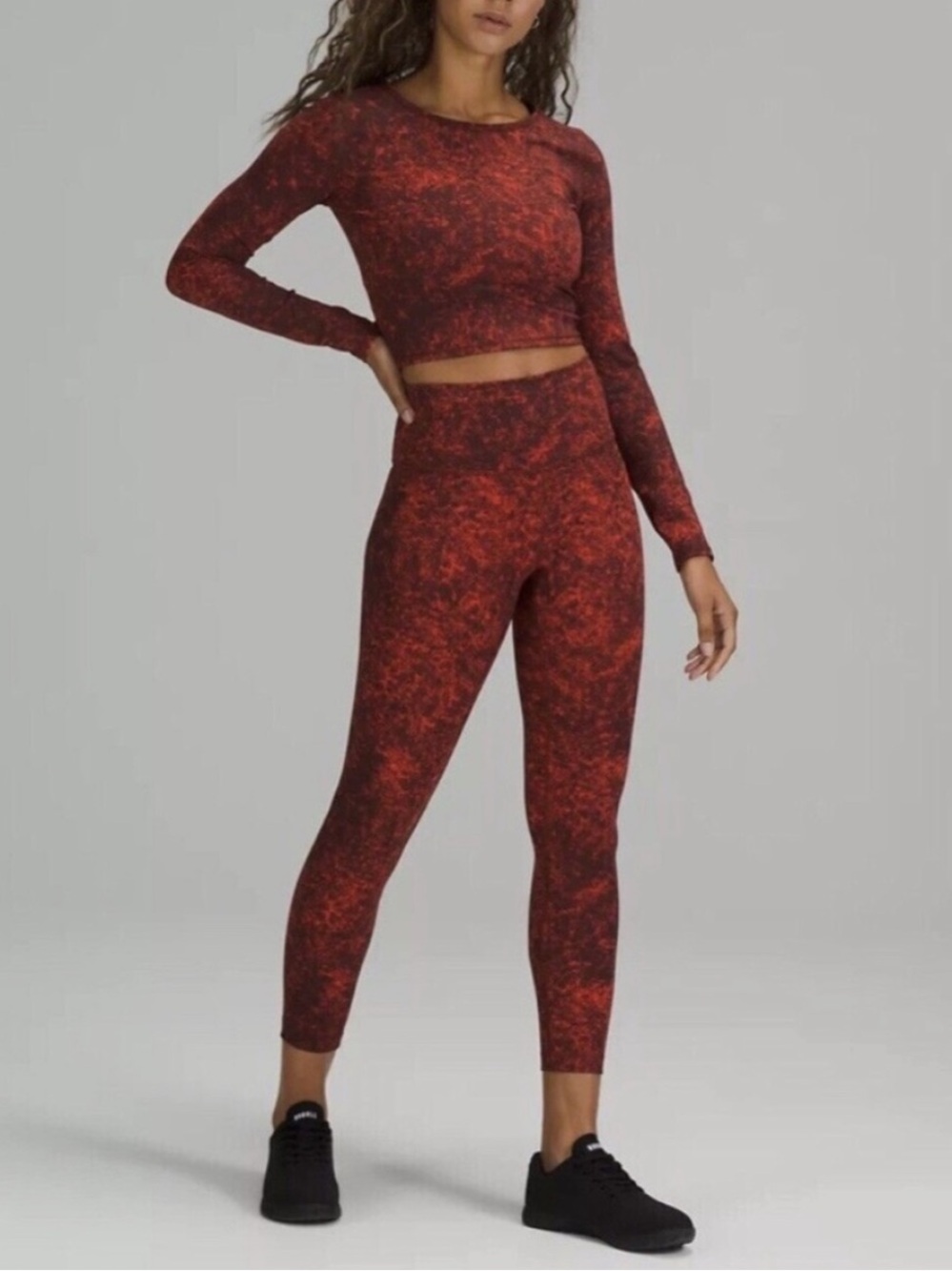 Lululemon Wunder Train
High Rise 25"
Tight Denim Wash Autumn
Red Black Yoga 8